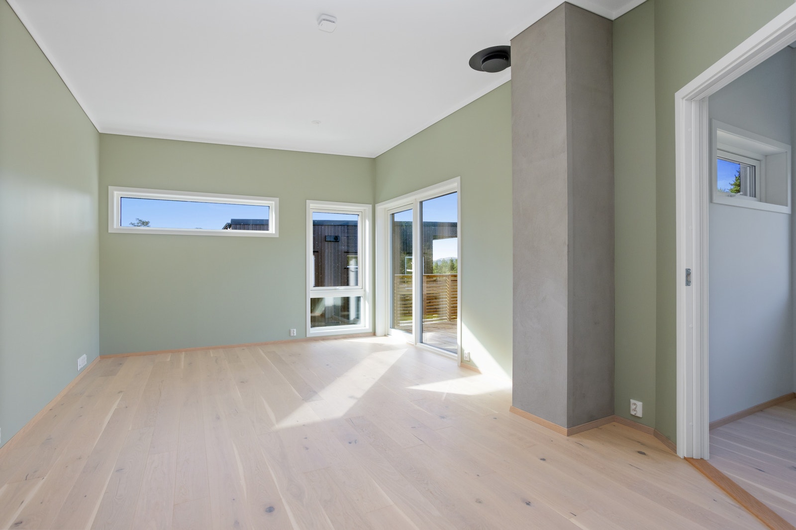 Stor stue hvor det er mulig å installere peis. Galleribilde