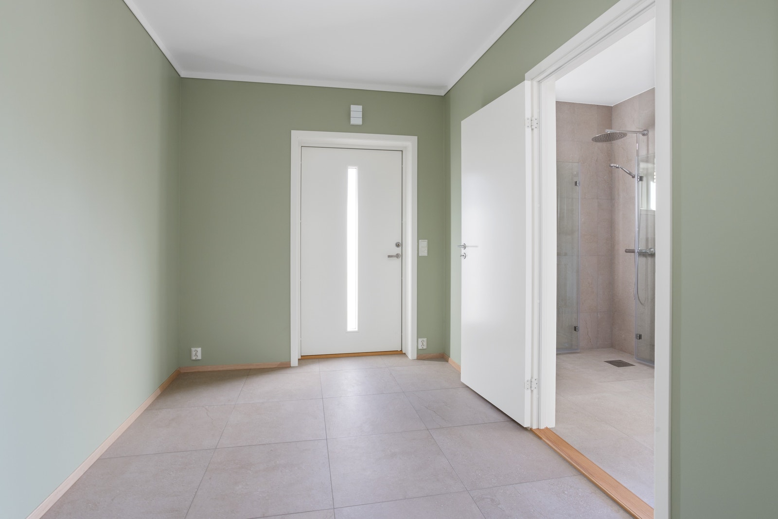 I gangen er det god plass til garderobeskap, benk og knagger. Galleribilde