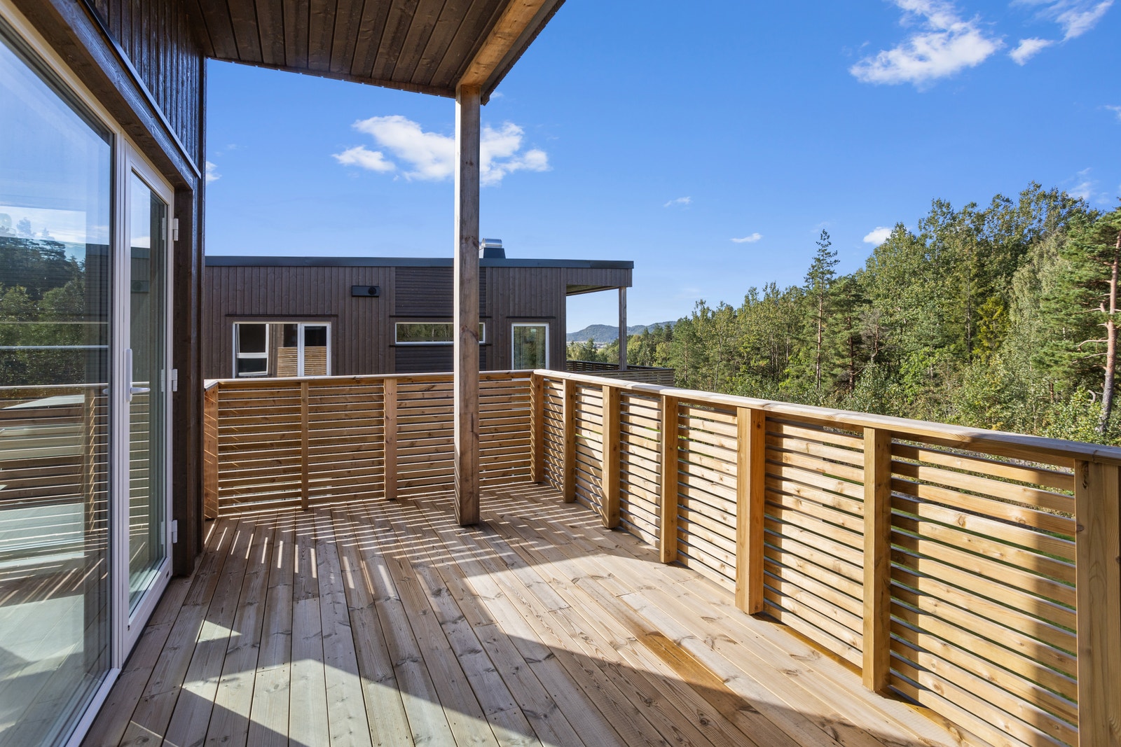 Stor sørvendt veranda på 13,4m2 Galleribilde