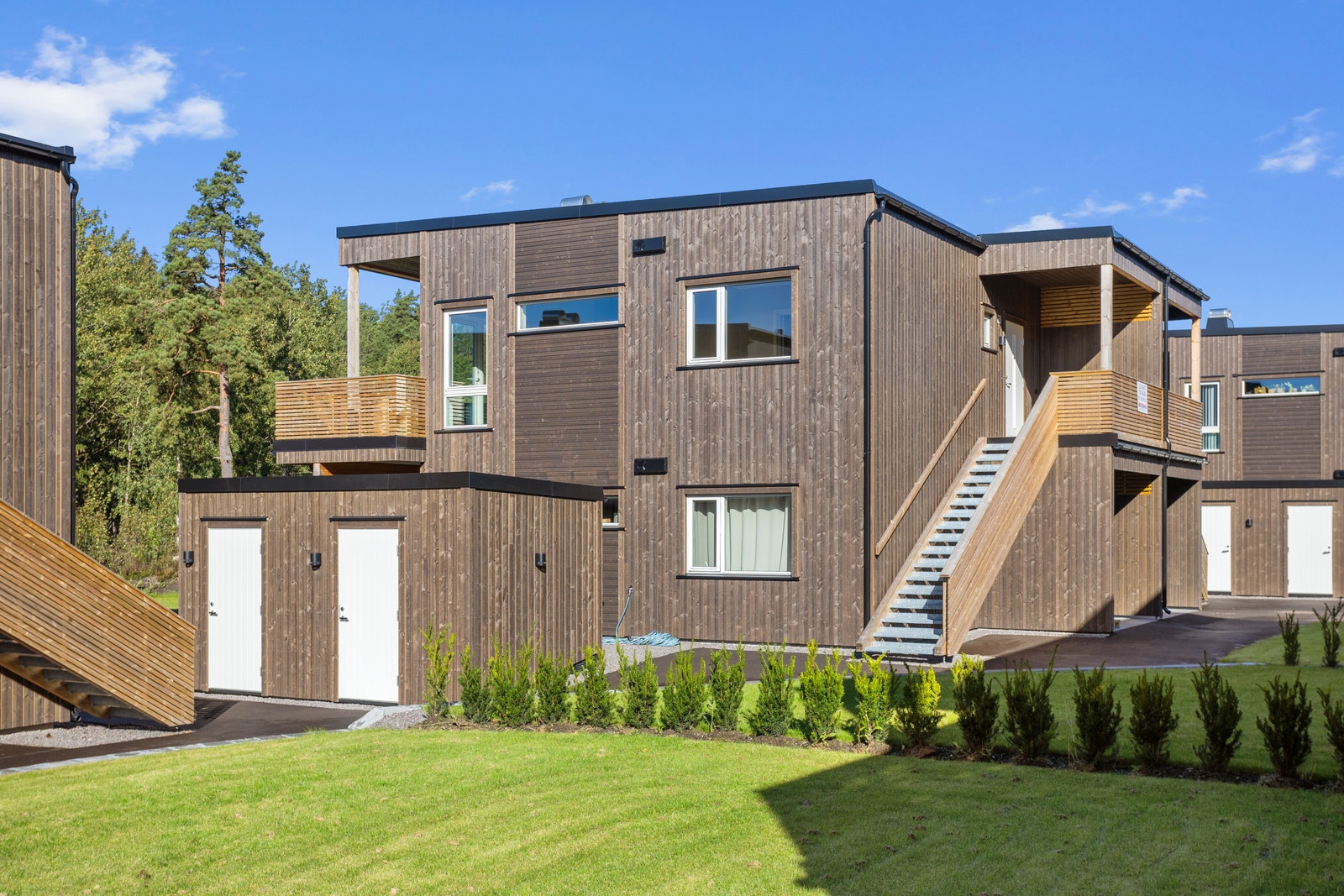 Uteområdene har plen, hekk og asfalt. Galleribilde