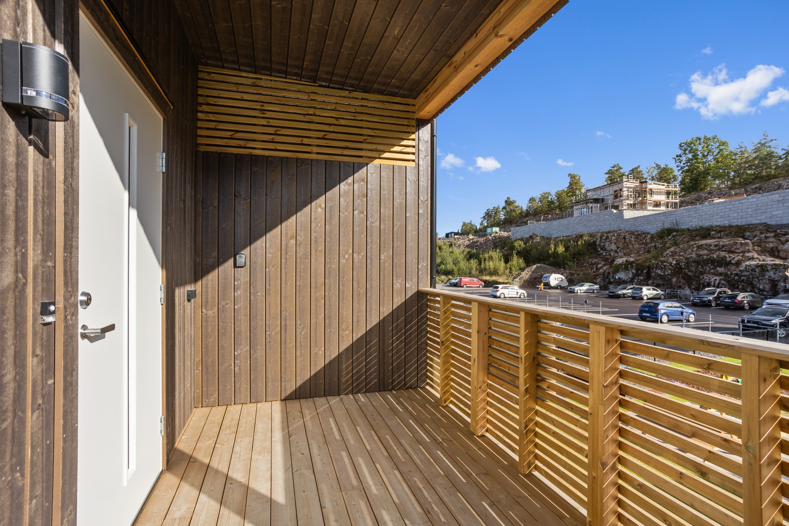 Ved inngangen er det en liten uteplass hvor man kan nyte morgenkaffen. Galleribilde