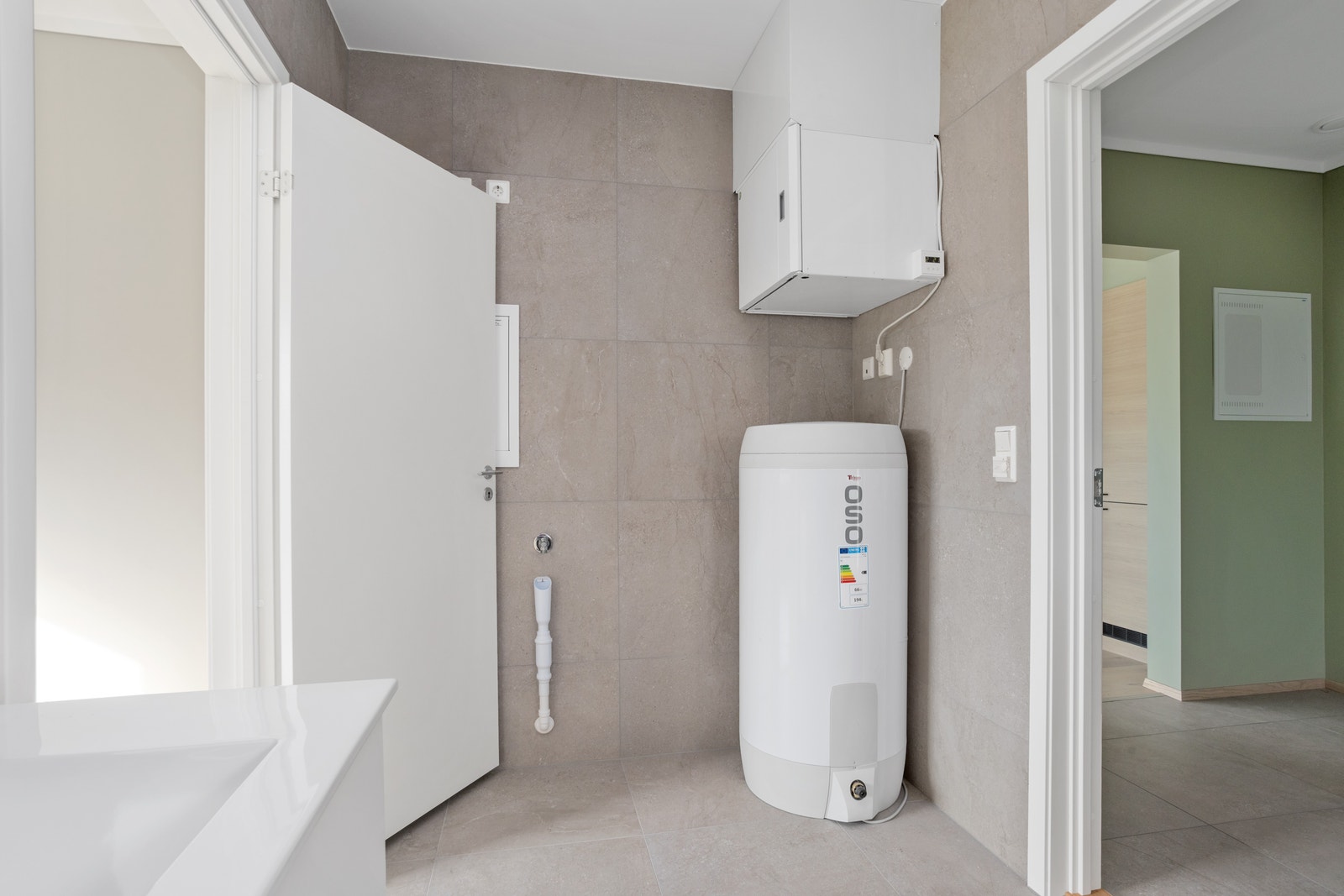 Det er plass til oppvaskmaskin og tørketrommel på badet. Galleribilde