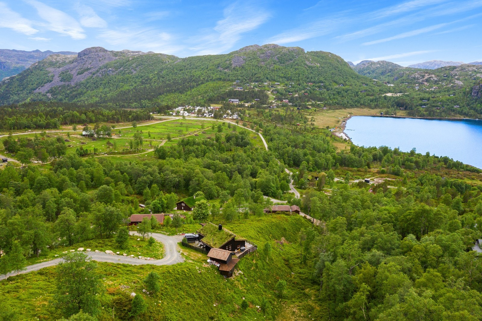 Herlige omgivelser med kveldssol, og nærhet til både vatn og skitrekk Galleribilde