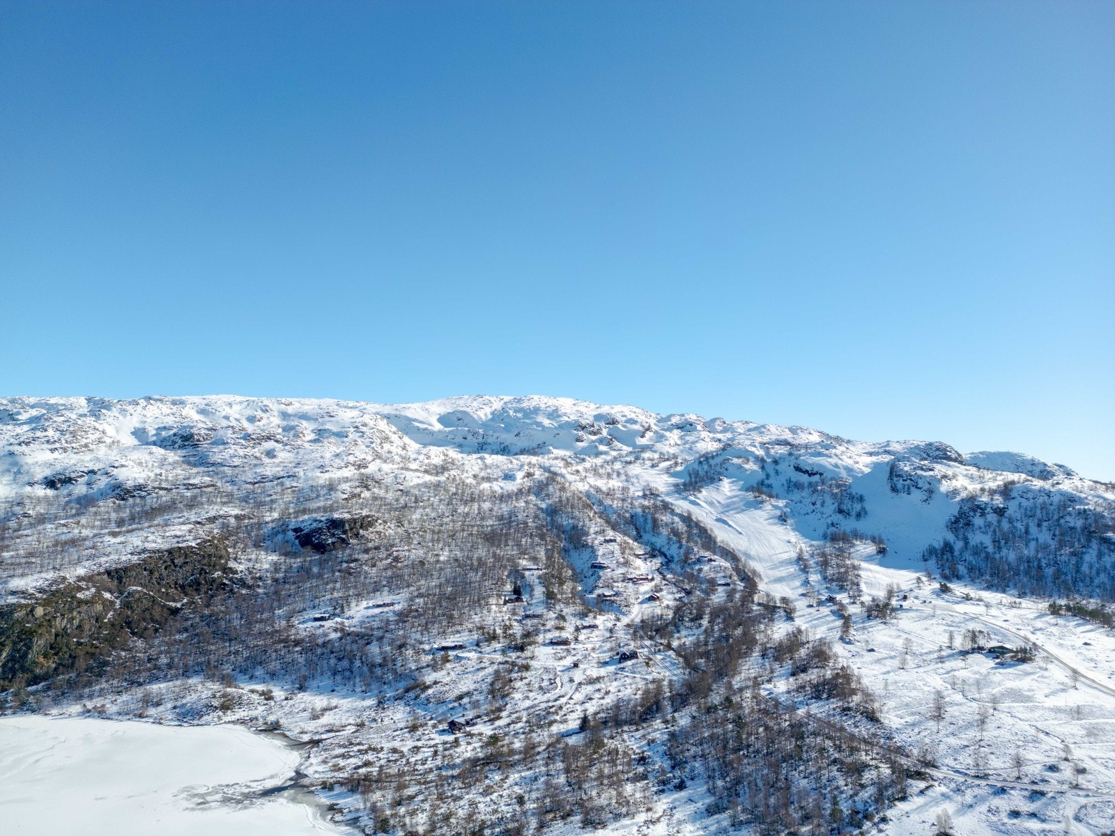 Giljastølen og skitrekket i vinterdrakt Galleribilde