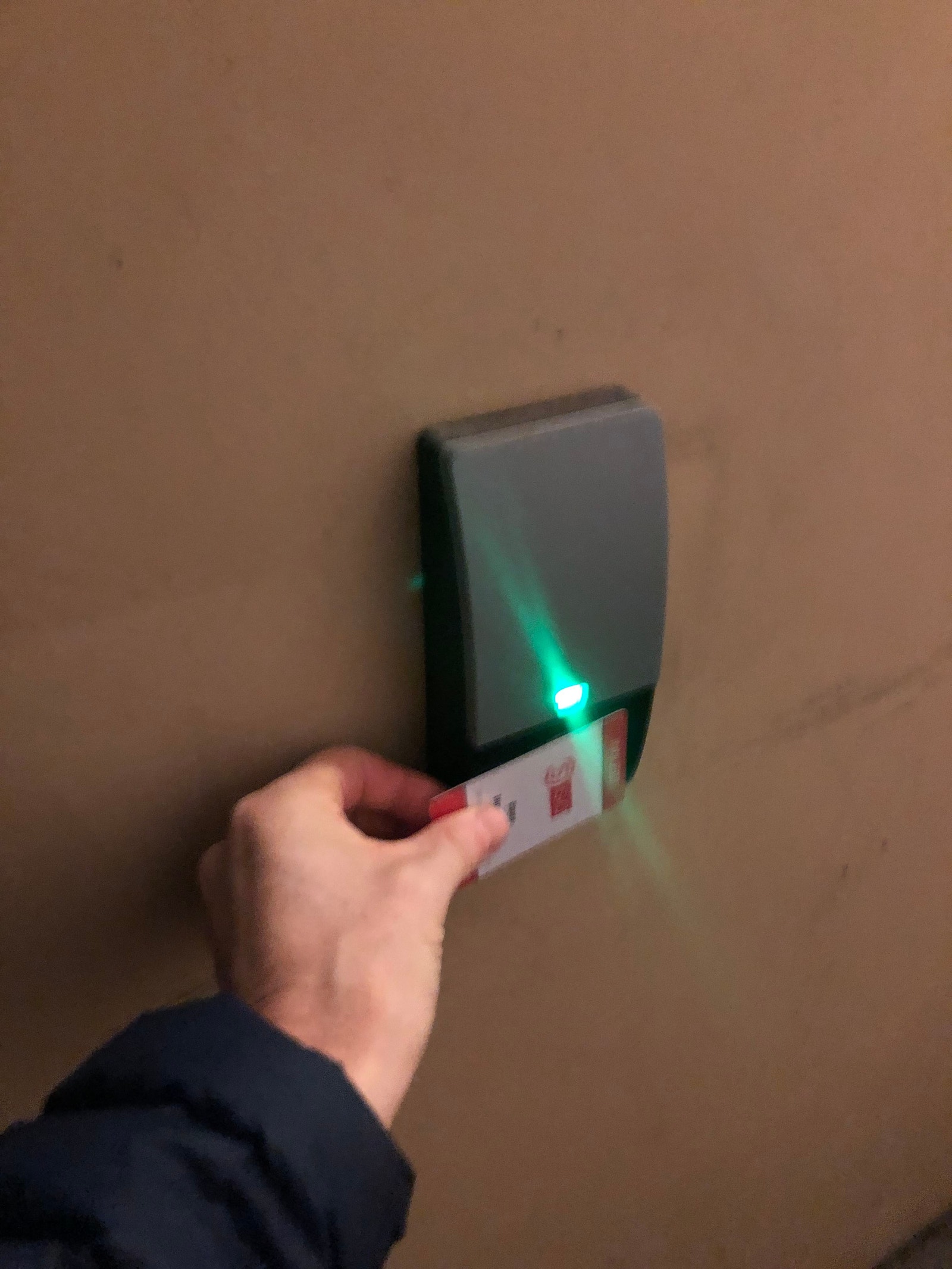 Kortåpner med personlig kort Galleribilde