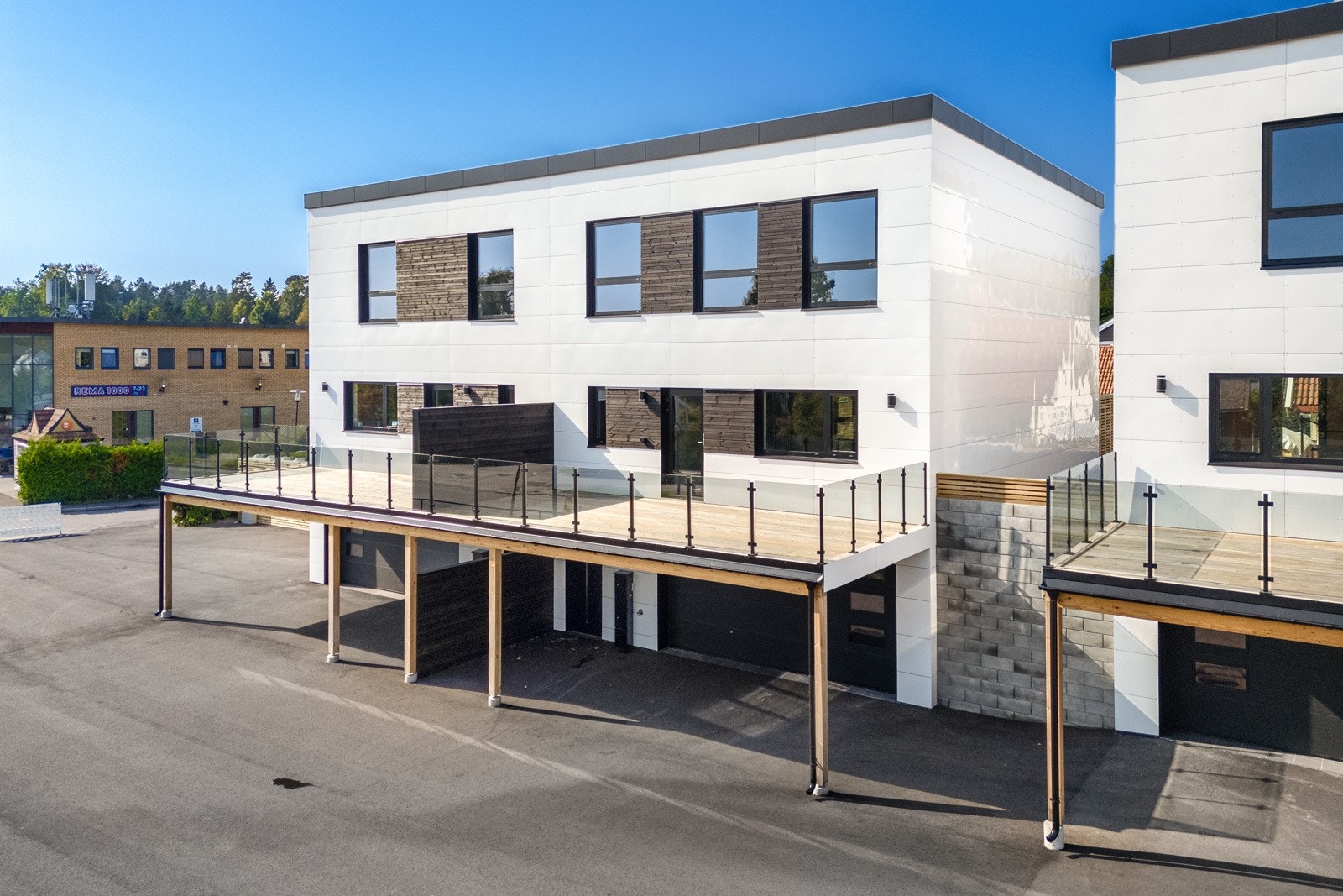 Overbygget inngangsparti - plass til å parkere to biler på utsiden av garasjen også, delvis under terrassen Galleribilde