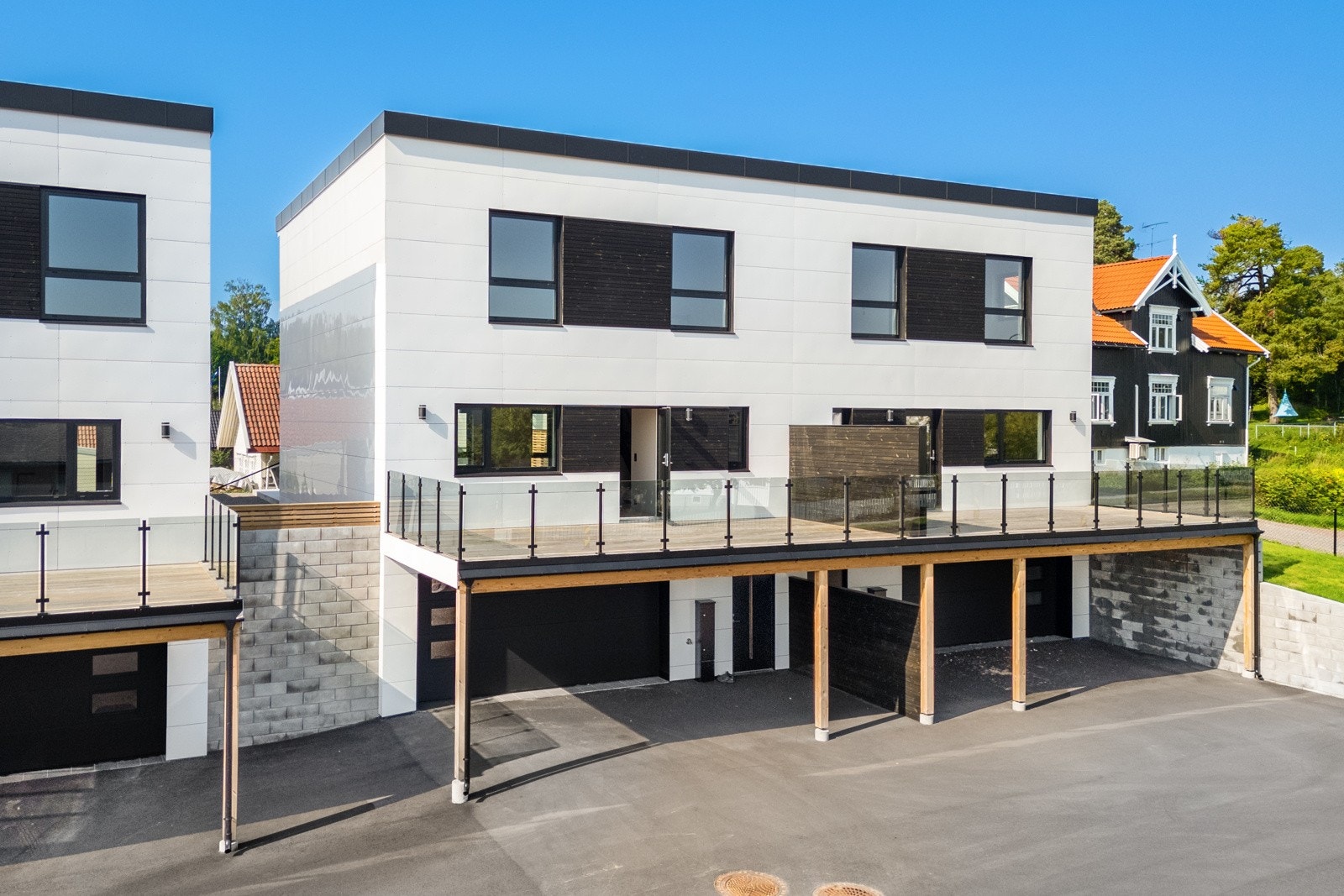 Alle 4 enheter har flislagt dobbelgarasje og 2 terrasser - én mot øst og én mot vest Galleribilde