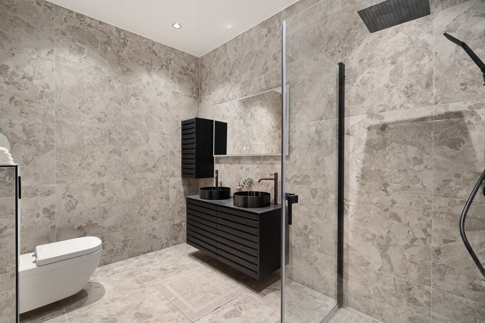 Delikat baderom ved hovedsoverommet Galleribilde