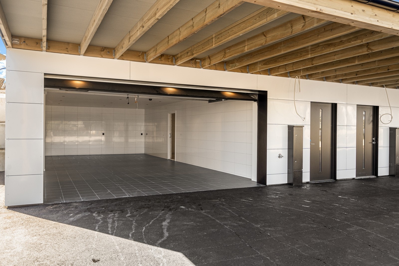 Garasje med stor dobbel garasjeport Galleribilde