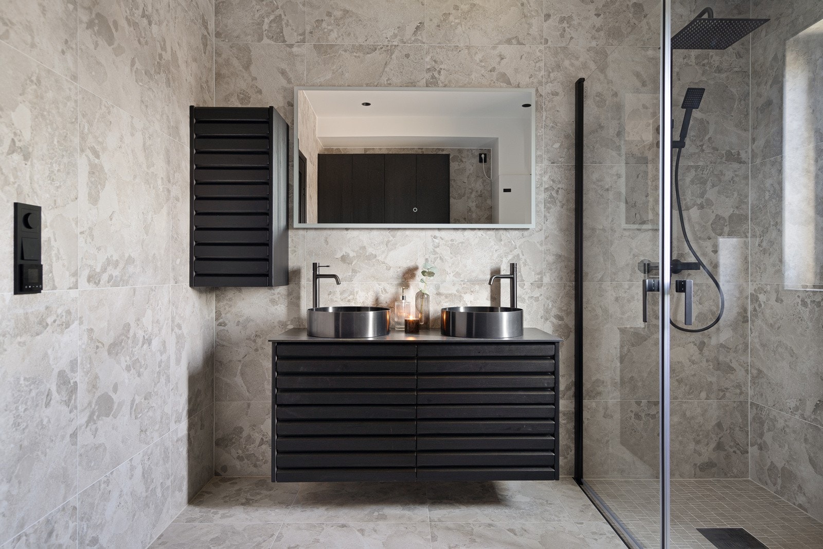 Delikat baderom ved hovedsoverommet Galleribilde