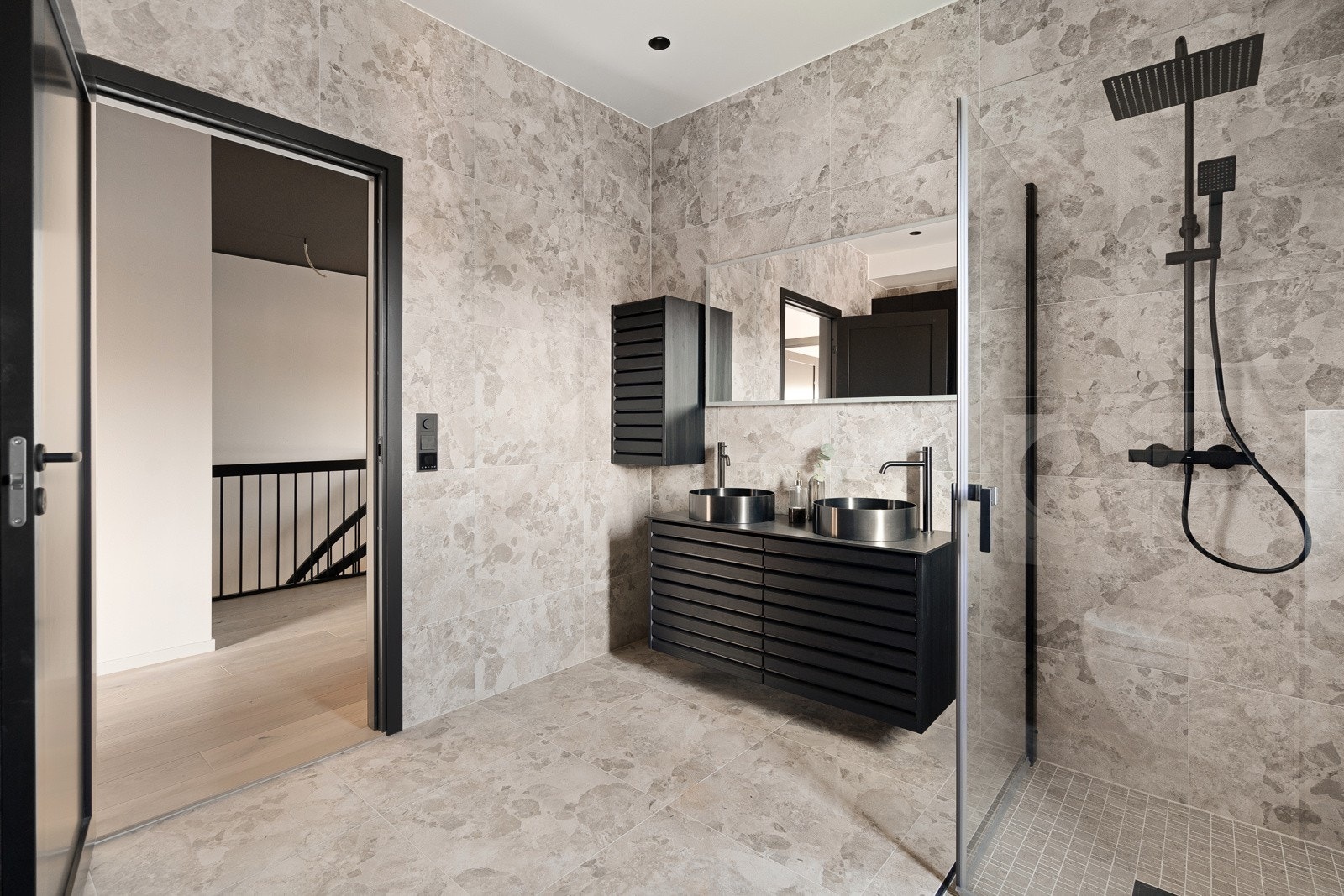 Lekkert og påkostet baderom nr 1 med tidsriktige innredninger Galleribilde