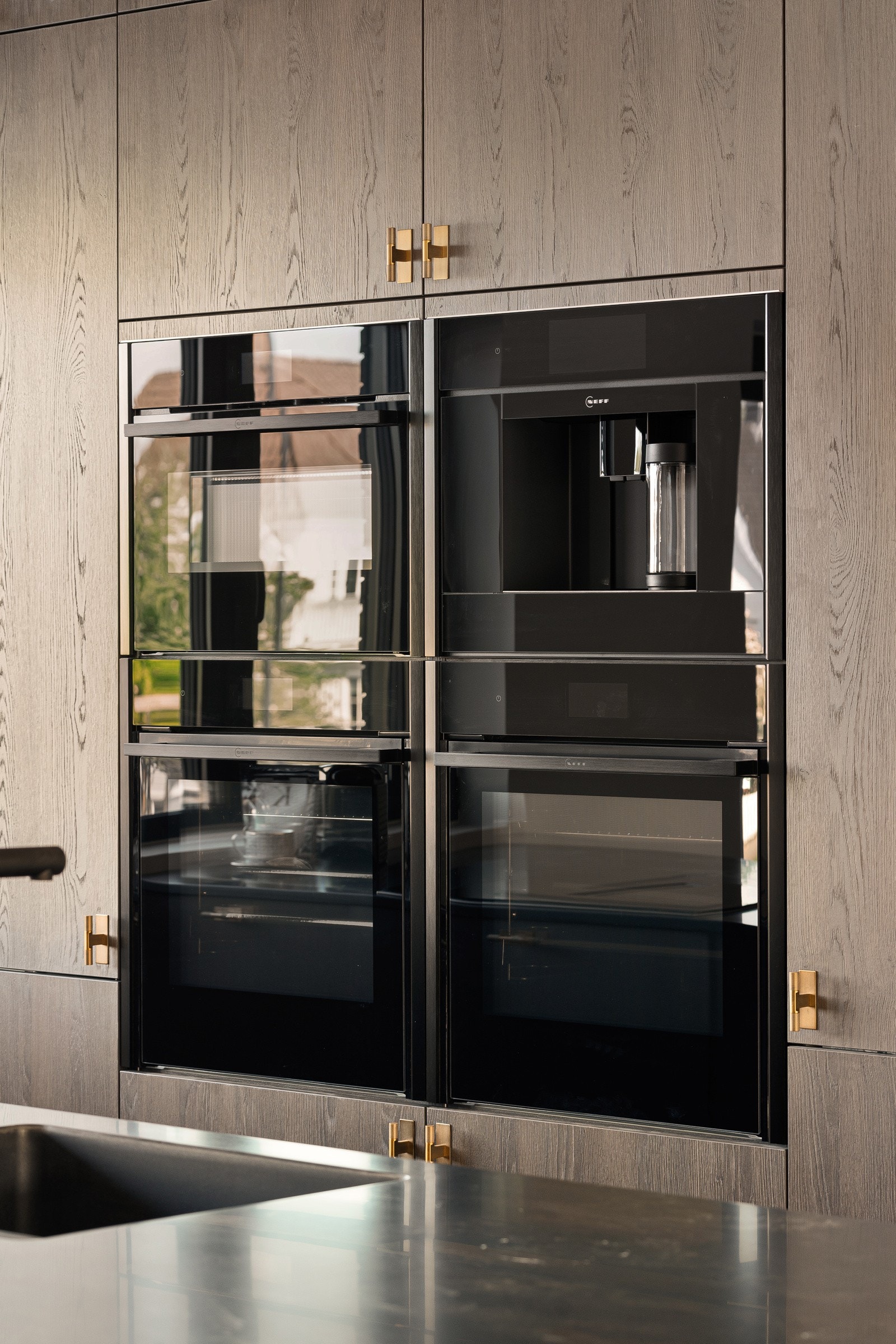 Lekkert kjøkken med hvitevarer fra Neff - 2 stekeovner, kaffemaskin og mikrobølgeovn Galleribilde