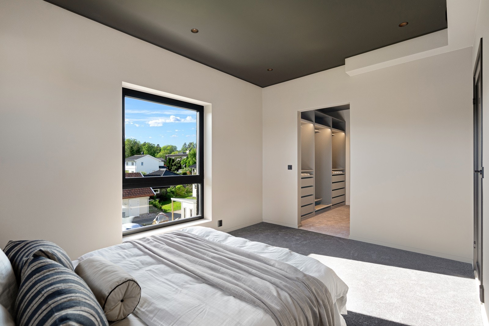 Stort hovedsoverom med walk-in og en-suite Galleribilde