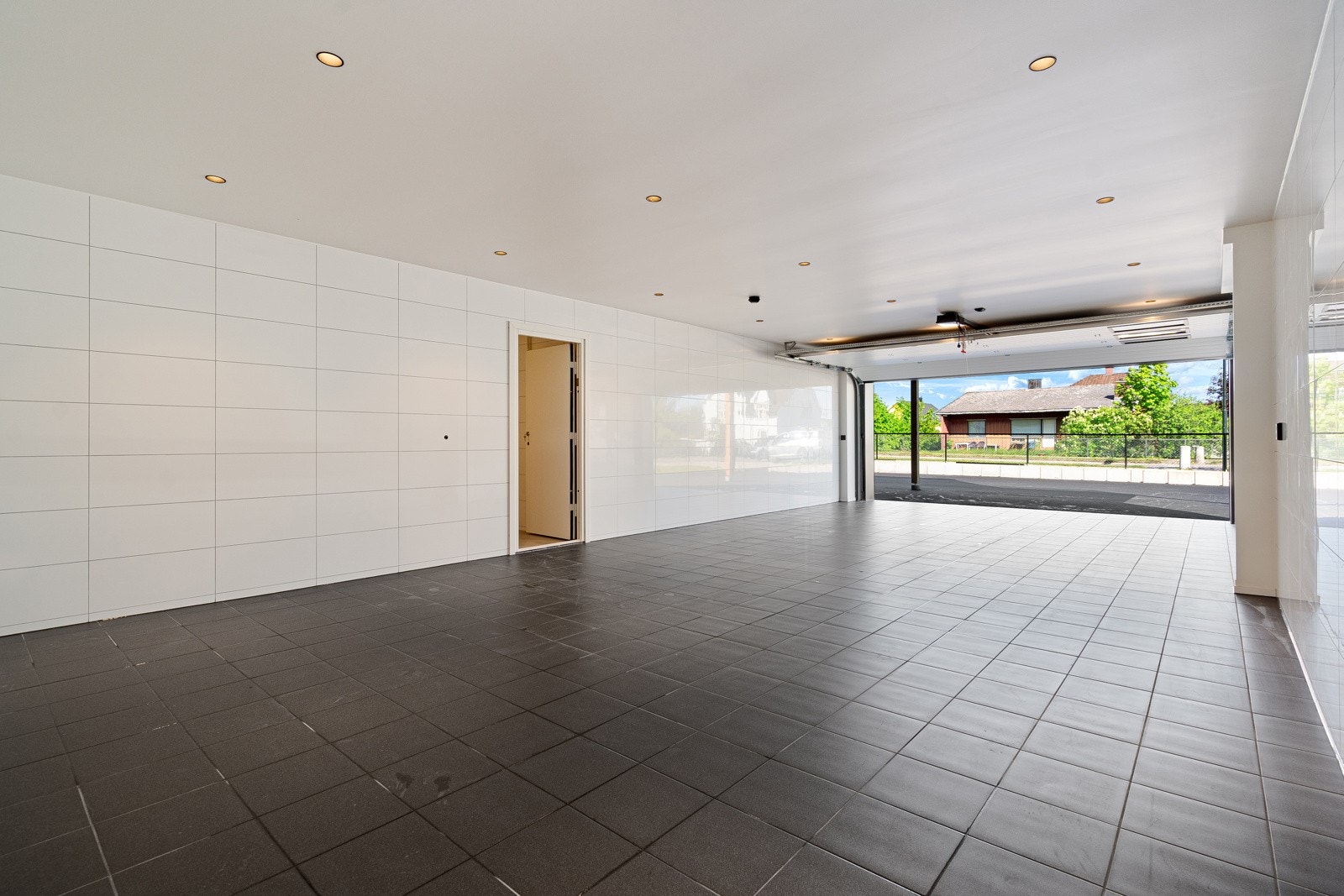 Garasjene er flislagte på gulv og vegger og har enorm plass Galleribilde