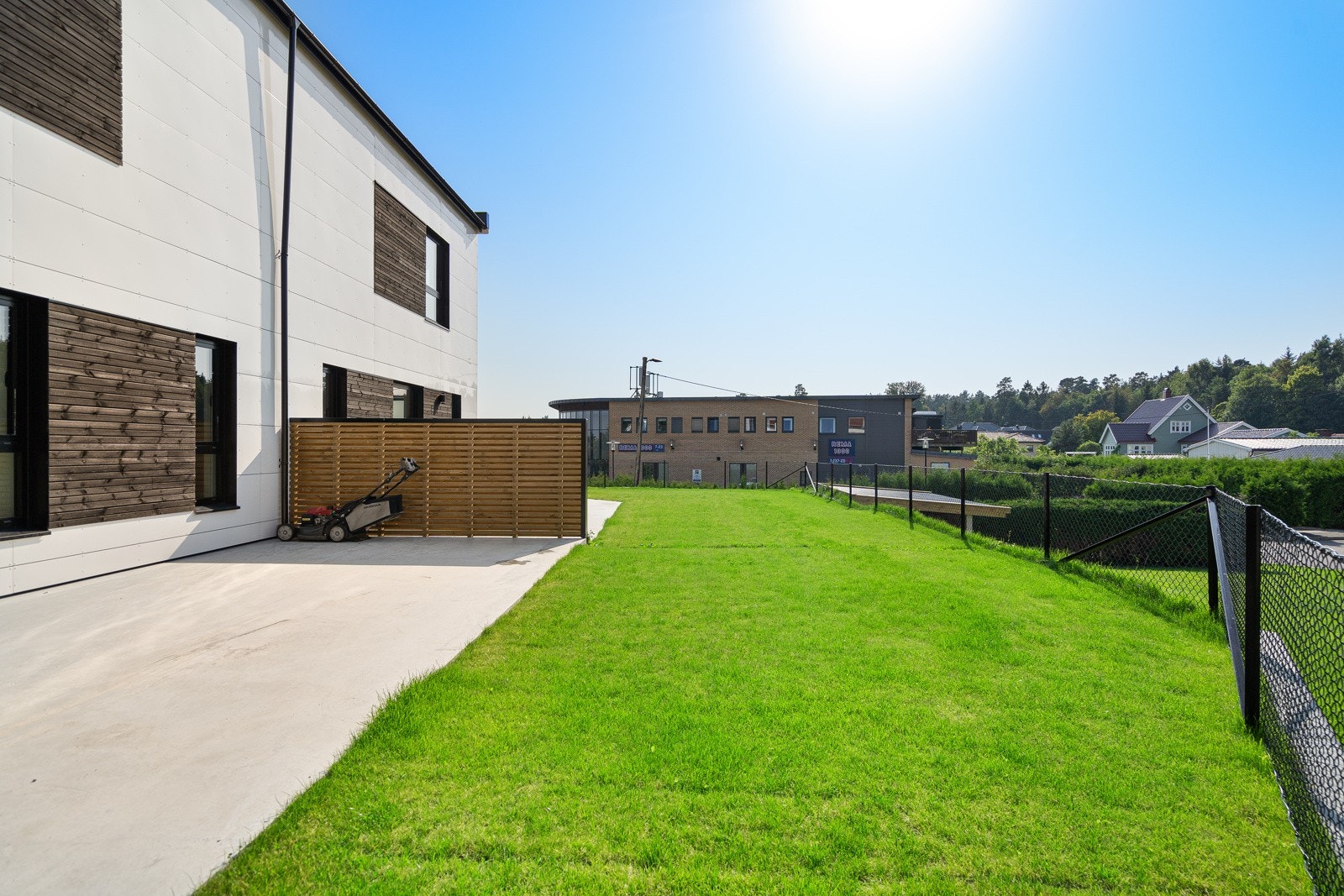 Fin hage mot vest og ut fra uteplassen Galleribilde