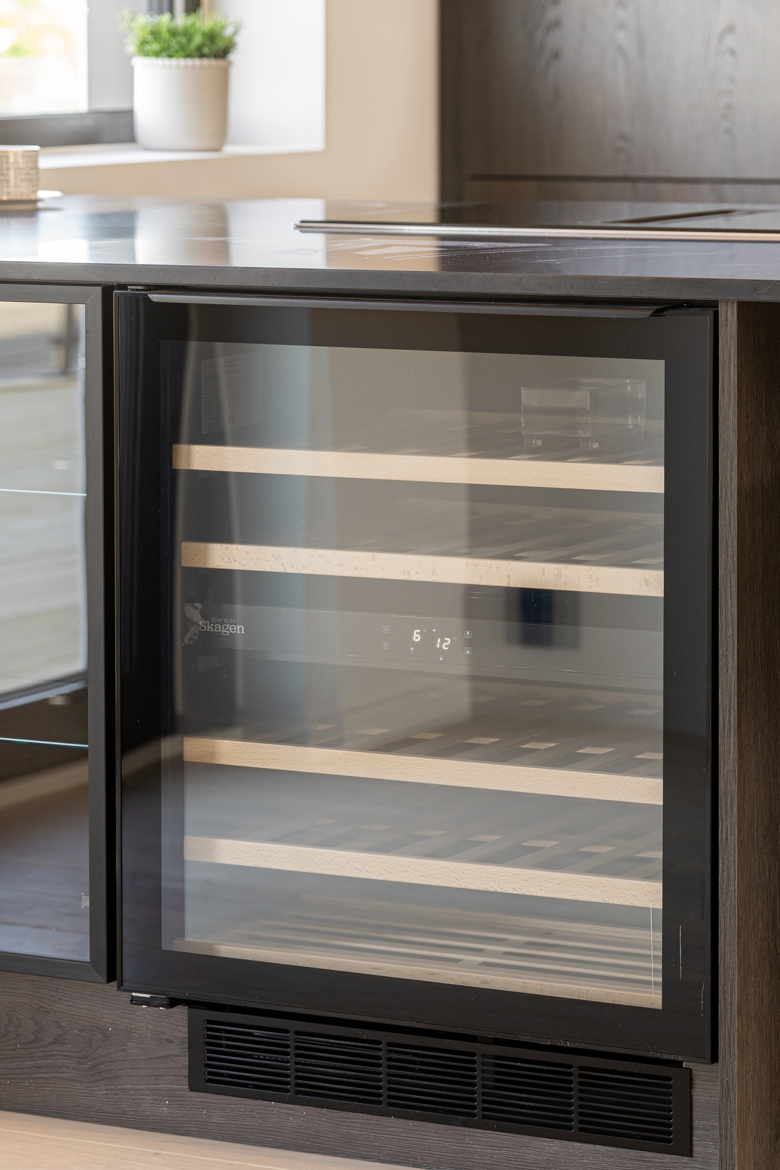 Vinskap fra Temptech med stor kapasitet Galleribilde