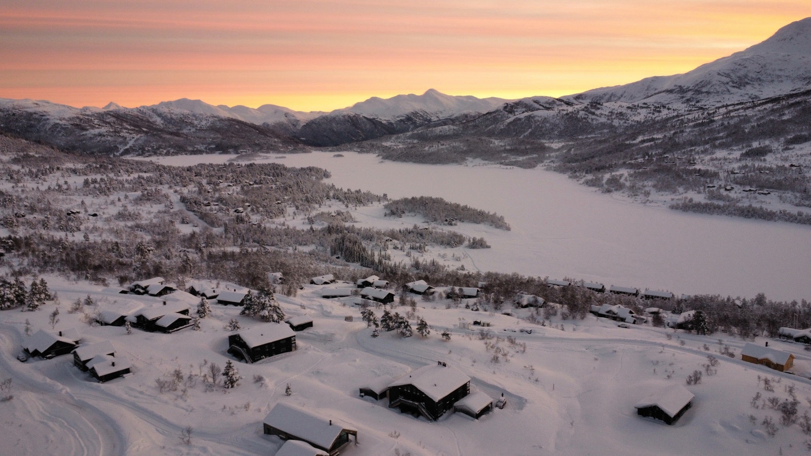 Oversiktsbilde som viser de to byggene som er ferdigstilt. Siste byggetrinn blir midt mellom disse. Galleribilde