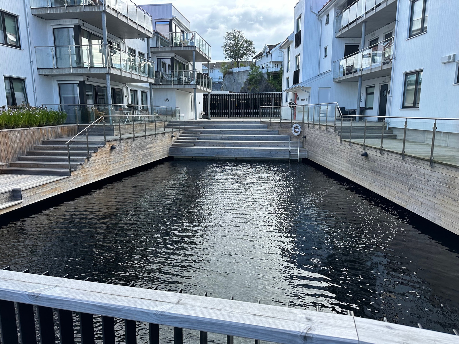 Trapp ned til sjøen, enkelt å ta seg morgen bad 😎 Galleribilde