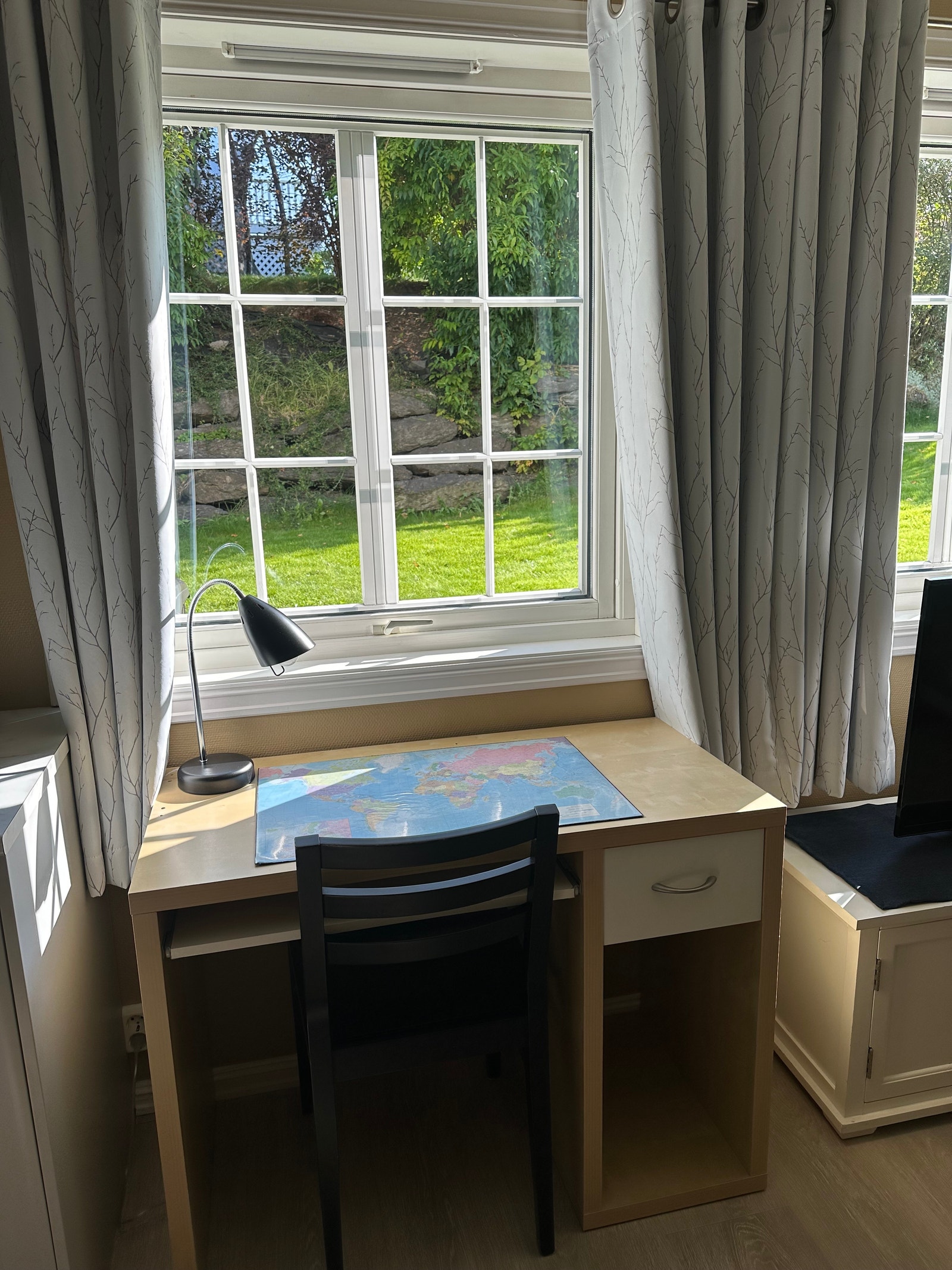 Fin skrivepult i stua Galleribilde