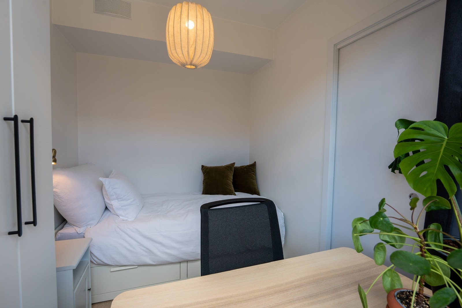 Det er plassert skrivebord, klesskap, nattbord og seng inne på soverom nummer to Galleribilde
