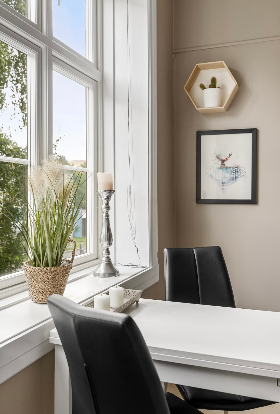 Koselig spiseplass ved vinduet Galleribilde