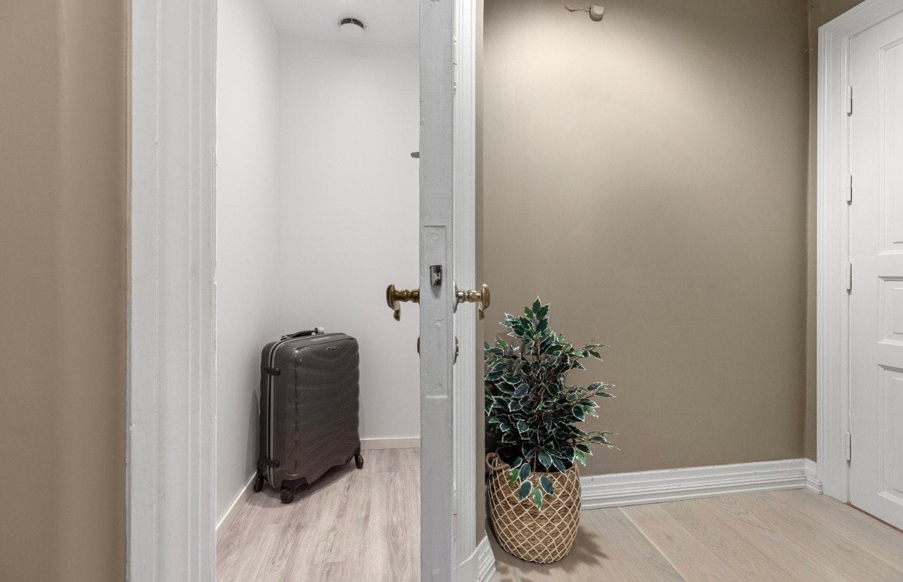 Romslig entre med innvendig bod og 3 store skap Galleribilde