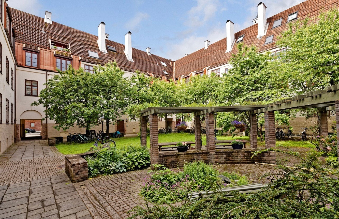 Sosialt og sjarmerende gårdsrom Galleribilde