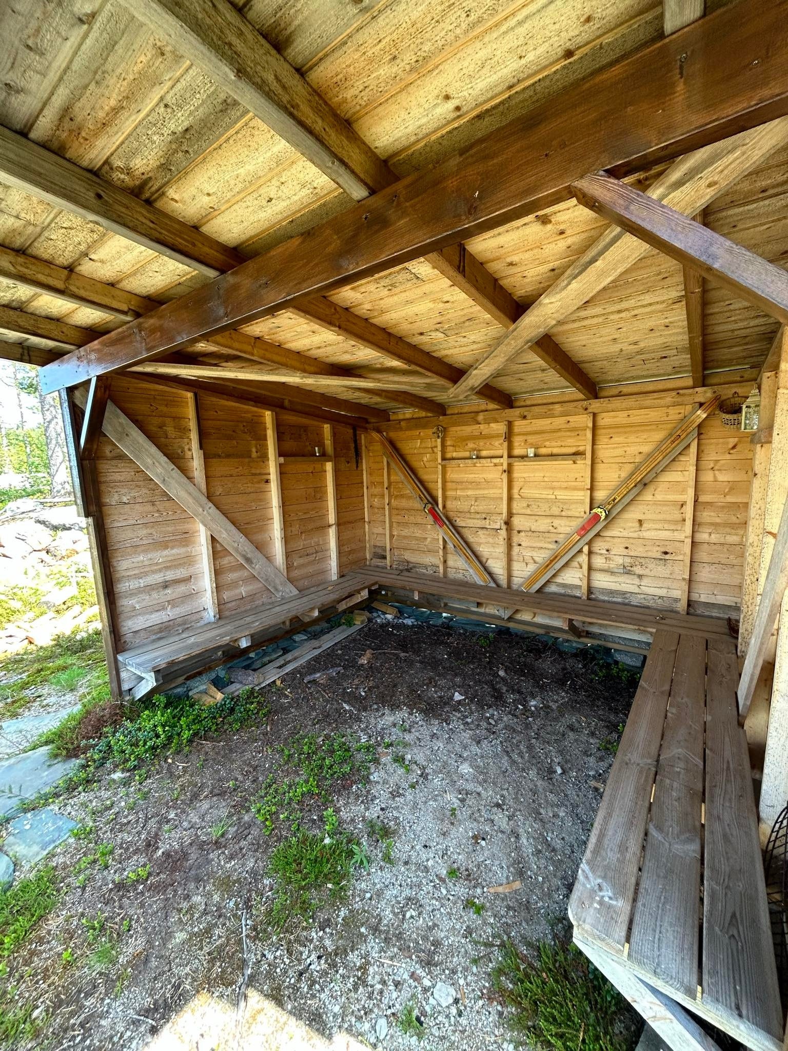 Gapahuk tilknyttet hytta. Galleribilde