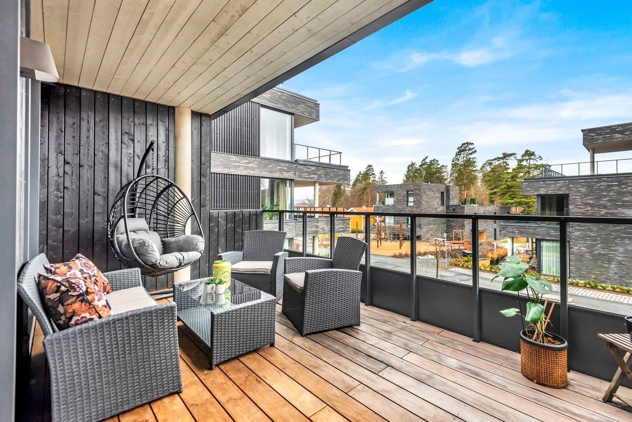 Fra stuen er det utgang til denne flotte, overbygde, terrassen på hele 13m2 Galleribilde