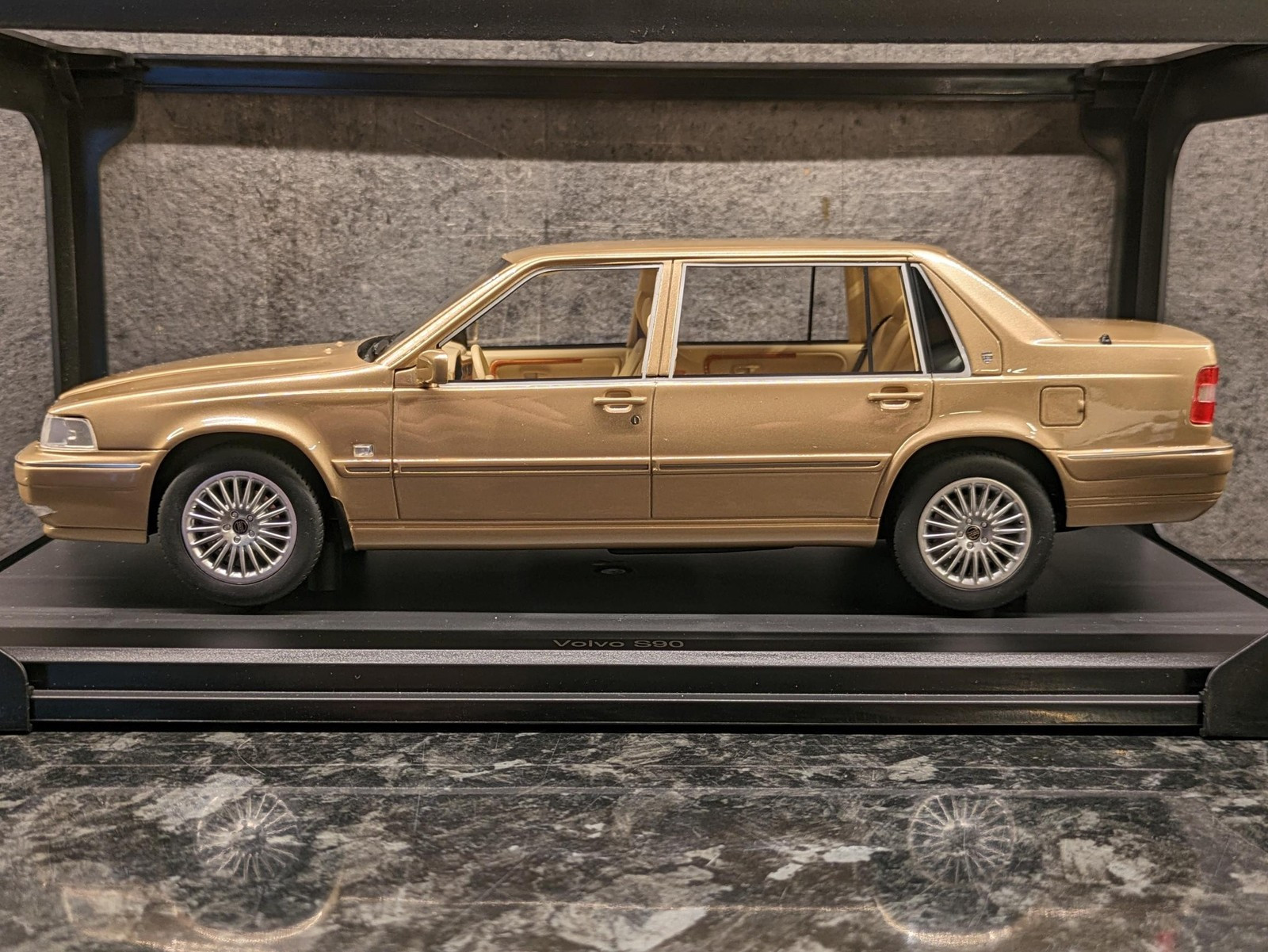 Volvo S90 - 1998 modell - Gull metallic - DNA Collectibles Volvo S90 - 1998 modell - Gull metallic - DNA Collectibles