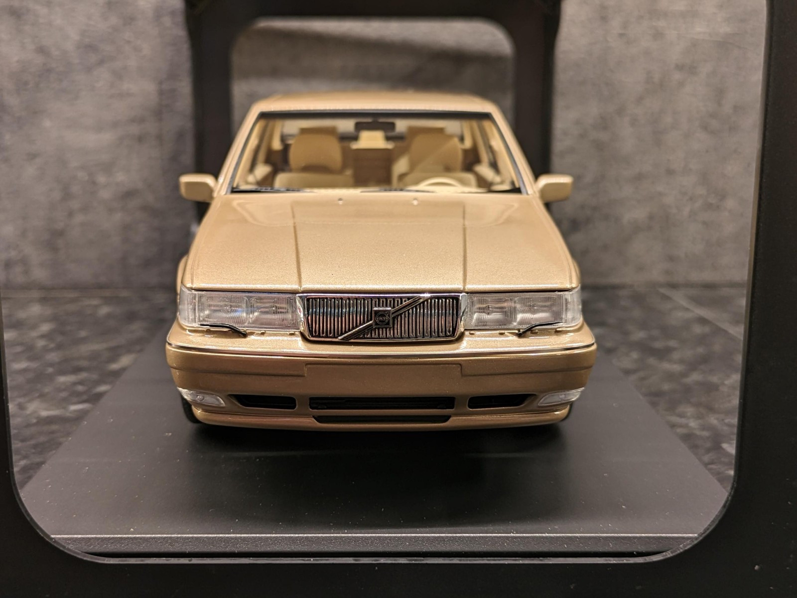 Volvo S90 - 1998 modell - Gull metallic - DNA Collectibles Volvo S90 - 1998 modell - Gull metallic - DNA Collectibles