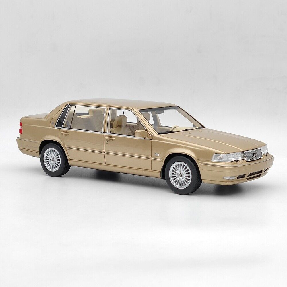 Volvo S90 - 1998 modell - Gull metallic - DNA Collectibles