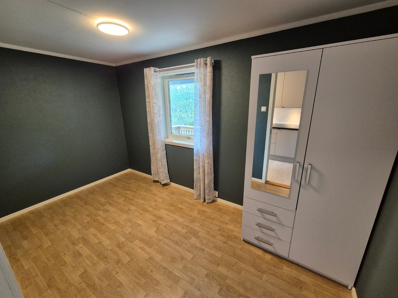 Soverom med garderobeskap Galleribilde