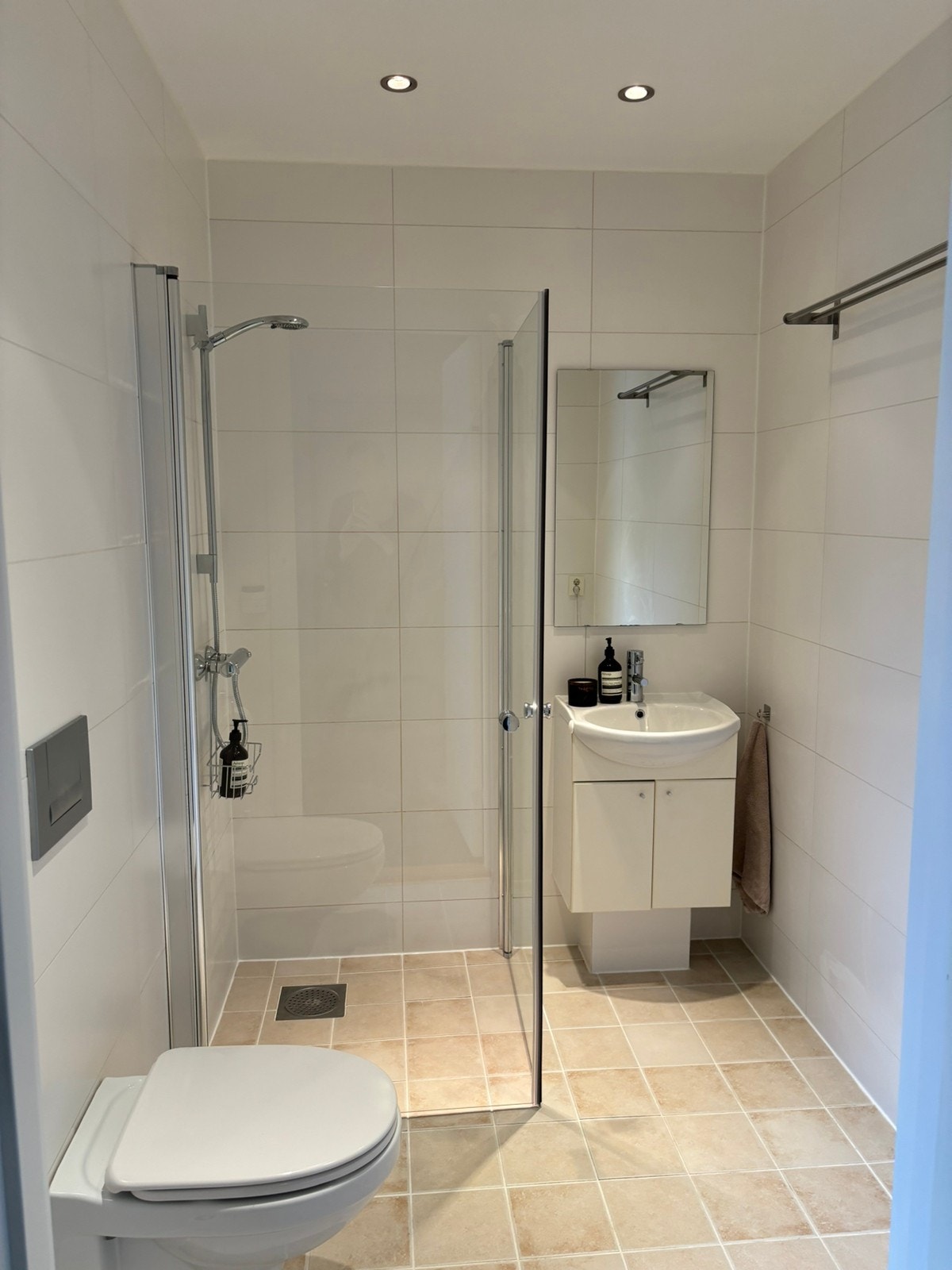 Leies ut umøblert. Vist med eksempler på møblering. Galleribilde