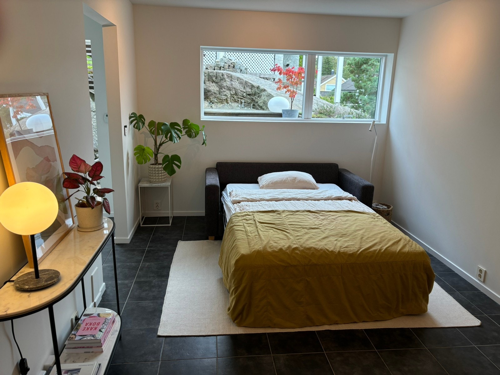 Leies ut umøblert. Vist med eksempler på møblering. Galleribilde