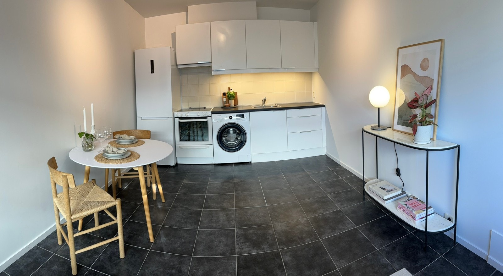 Leies ut umøblert. Vist med eksempler på møblering. Galleribilde