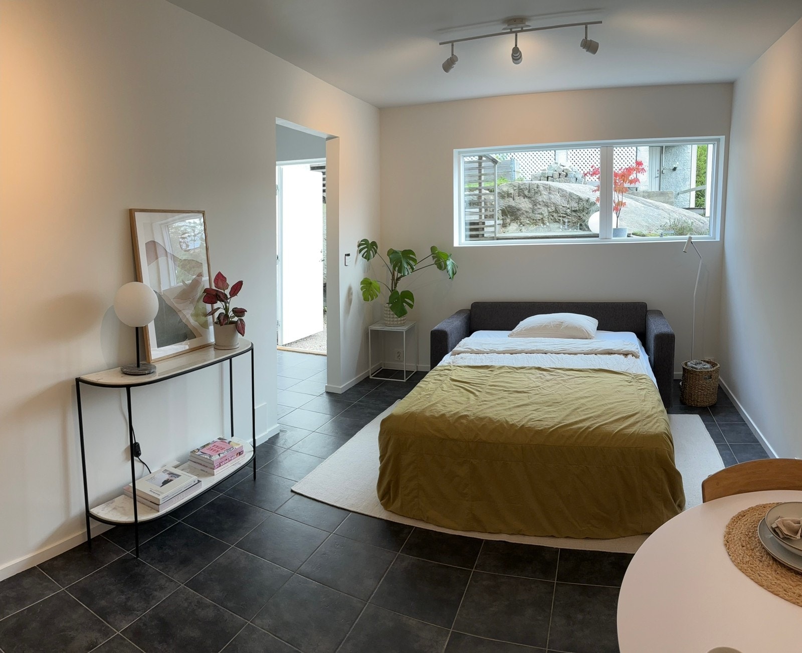 Leies ut umøblert. Vist med eksempler på møblering. Galleribilde