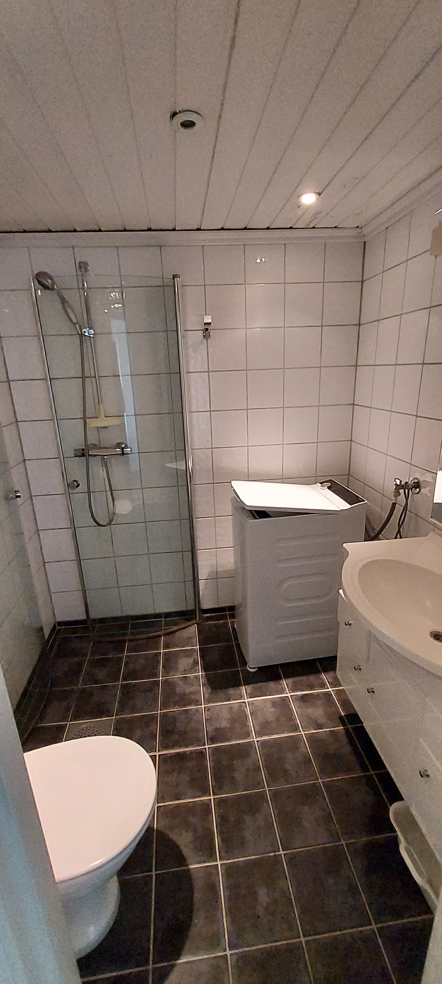 Bad med vaskemaskin Galleribilde