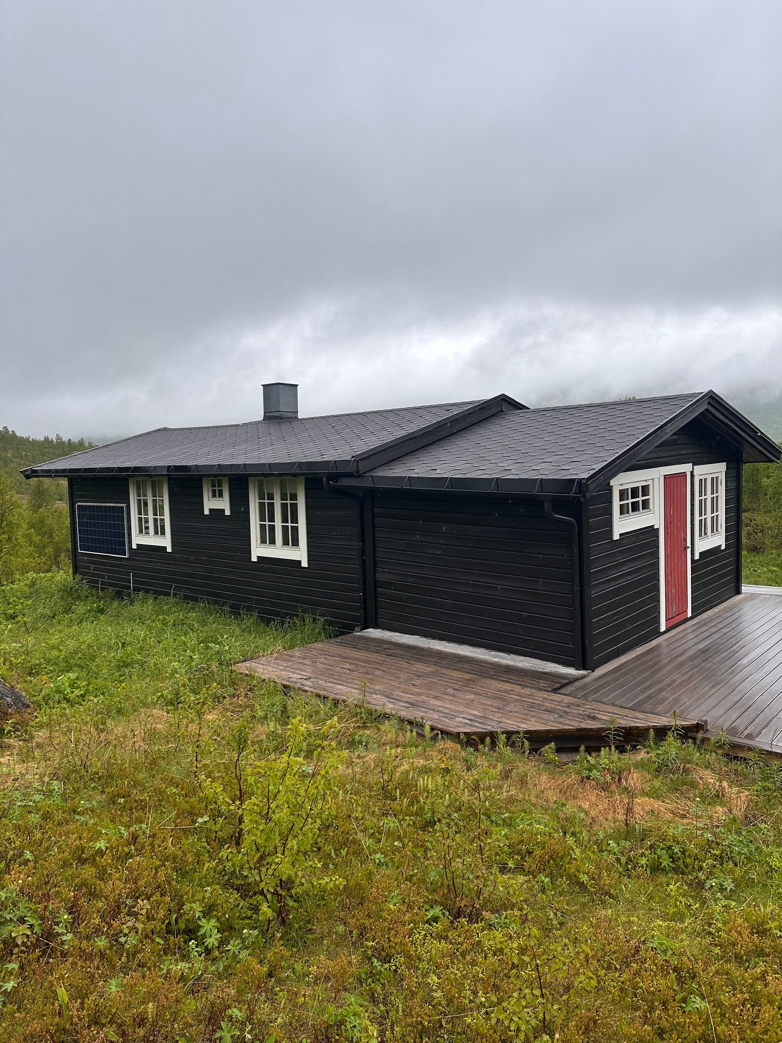 Sørsiden av hytta. Nytt solcelleanlegg montert sørvendt. Galleribilde