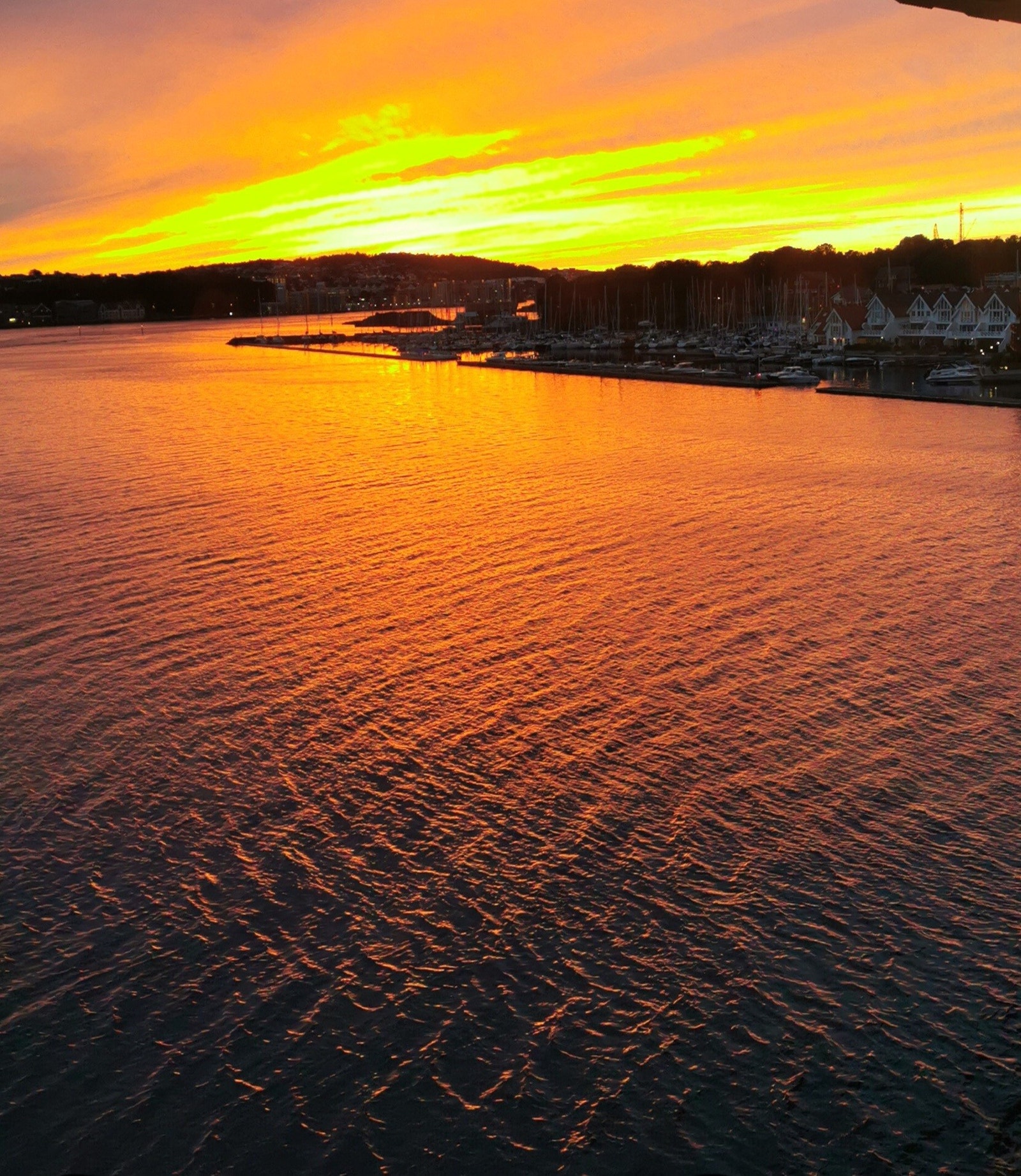 Utsikt med kveldssol mot byen Galleribilde