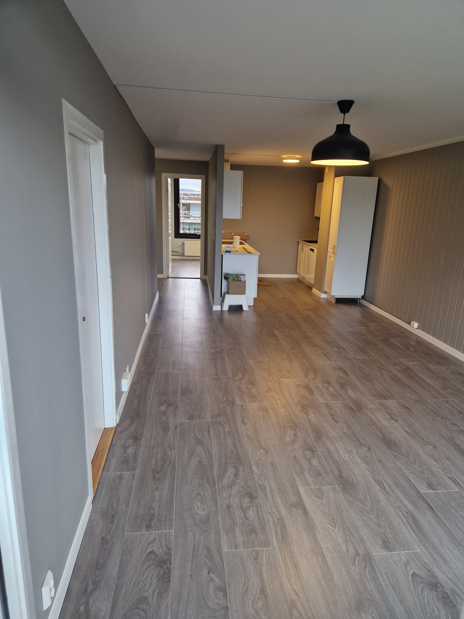 Stue med åpen kjøkkenløsning Galleribilde