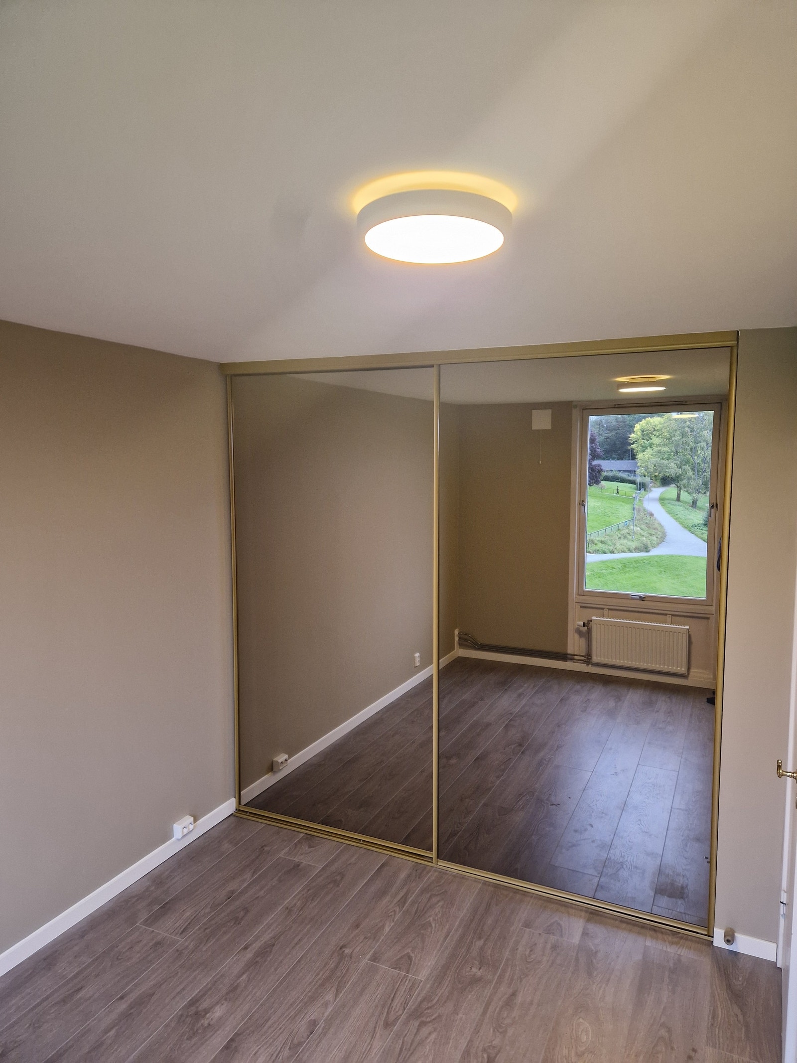 Soverom 3 har skyvedørsgarderobe Galleribilde