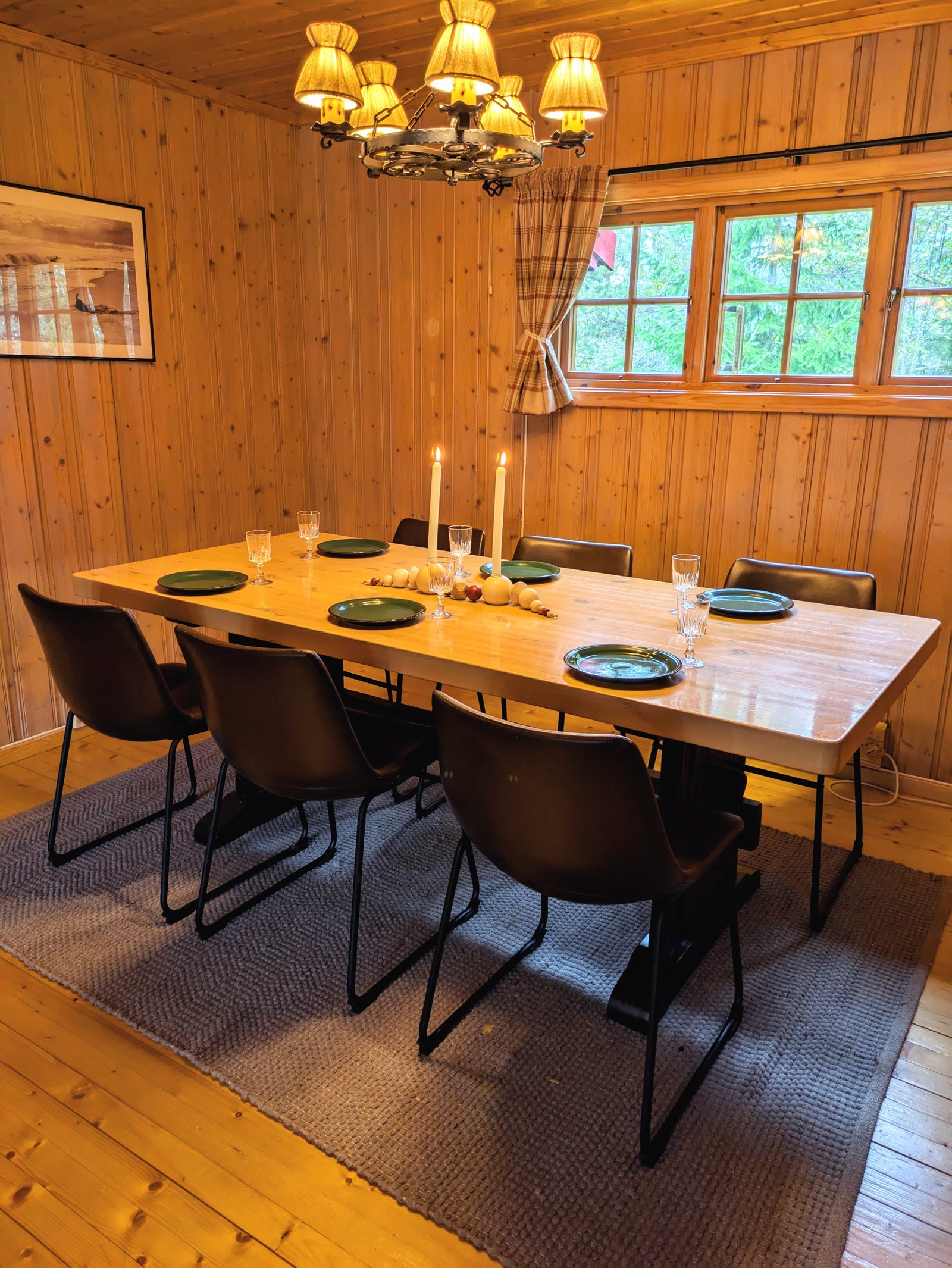 Nyt gode måltider sammen.
Barnestoler og ekstra stoler tilgjengelig på hytta. Galleribilde