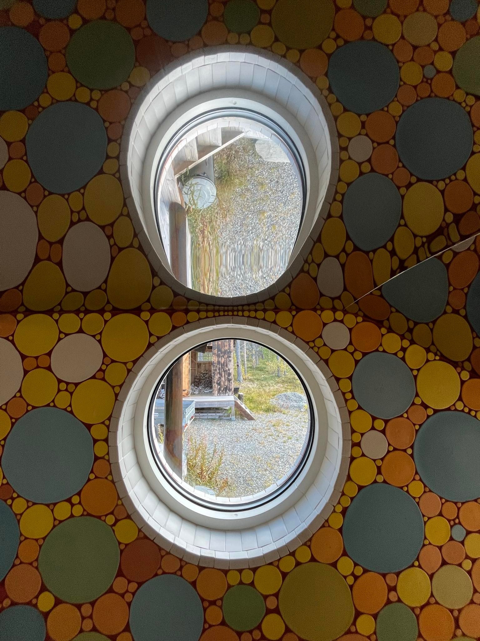 Passasje mellom de to hyttene Galleribilde