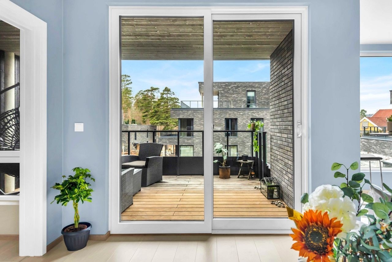 Store vinduer med el. styrt solskjerming. Galleribilde