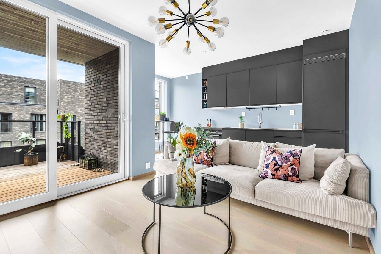 Stue og kjøkken med naturlig inndeling og spiseplass. Galleribilde