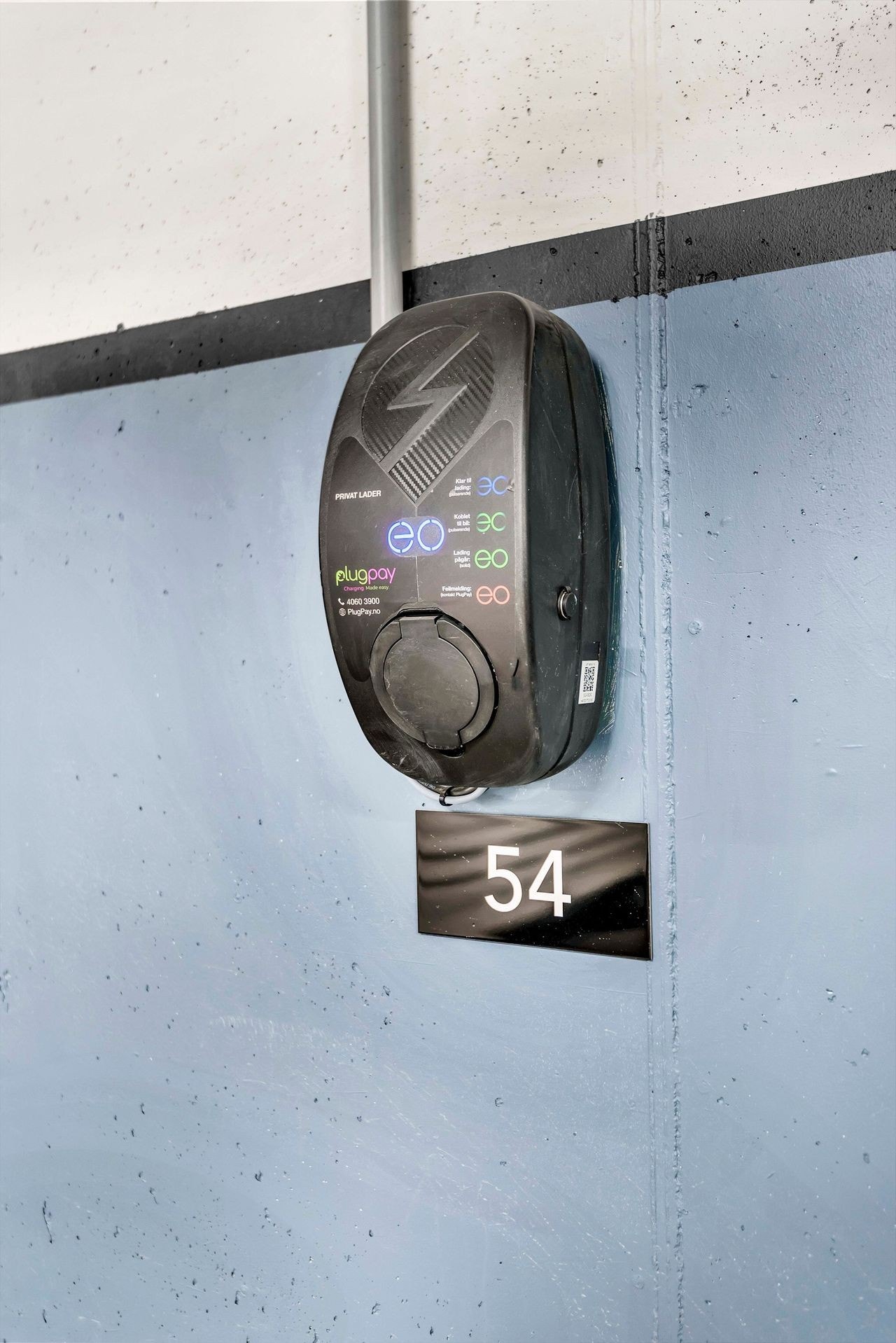 Garasjeplassen har el. bil-lader. Galleribilde