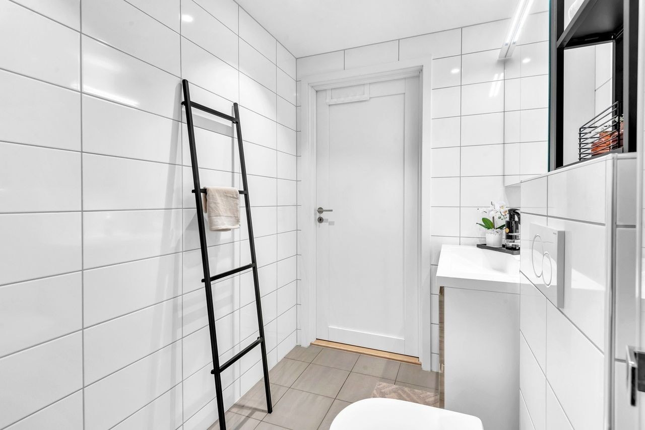 Badet har godt med skap- og oppbevaringsplass. Galleribilde