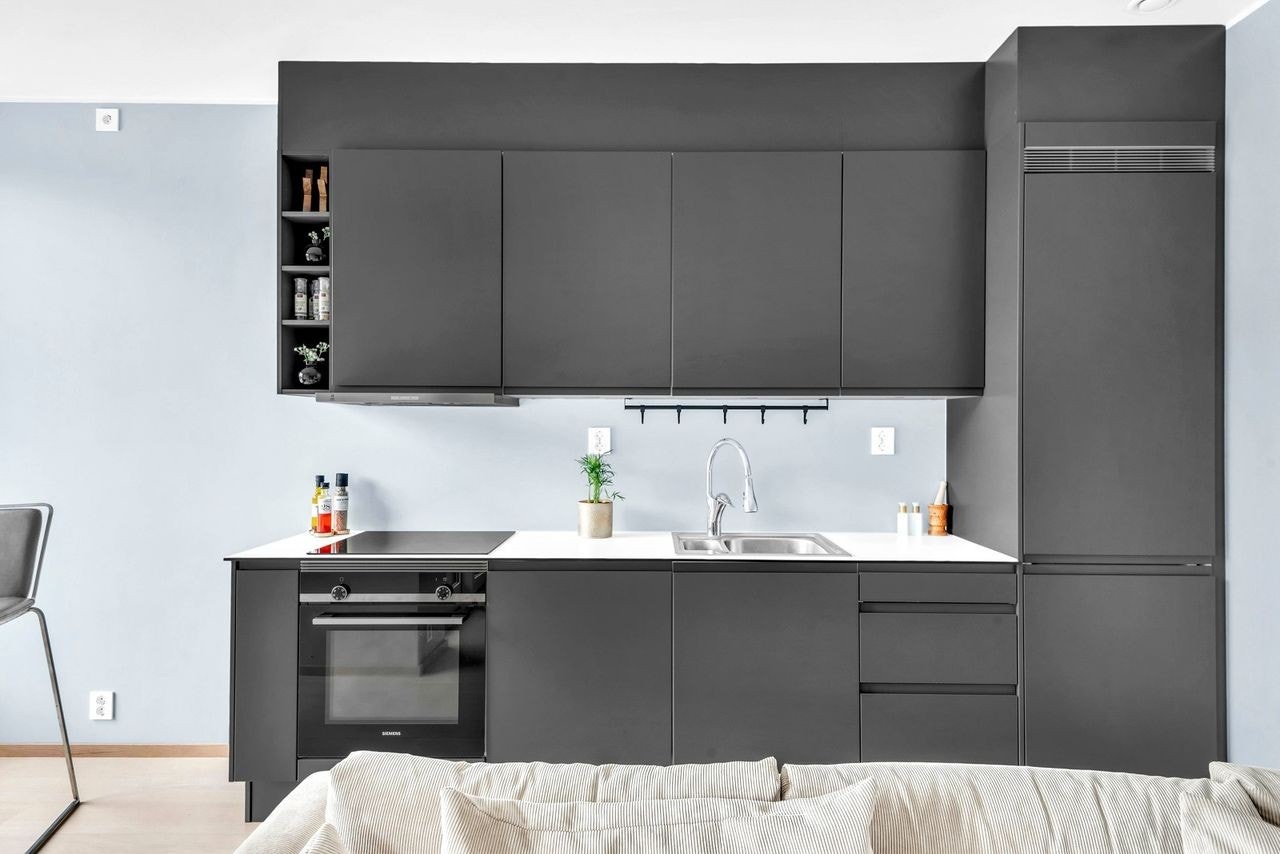 Godt med oppbevaringsplass i over- og underskap. Galleribilde