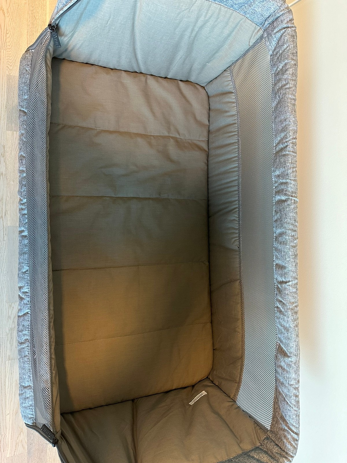 Bedside Crib, yngri FINN